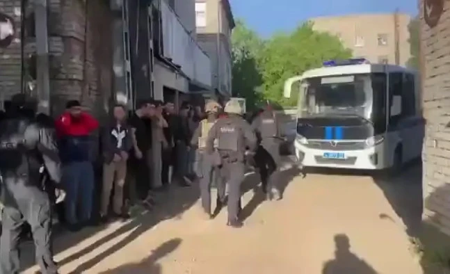 Силовики провели рейд против мигрантов на объекте Минобороны РФ в Москве. Узбекистан обеспокоен грубым обращением