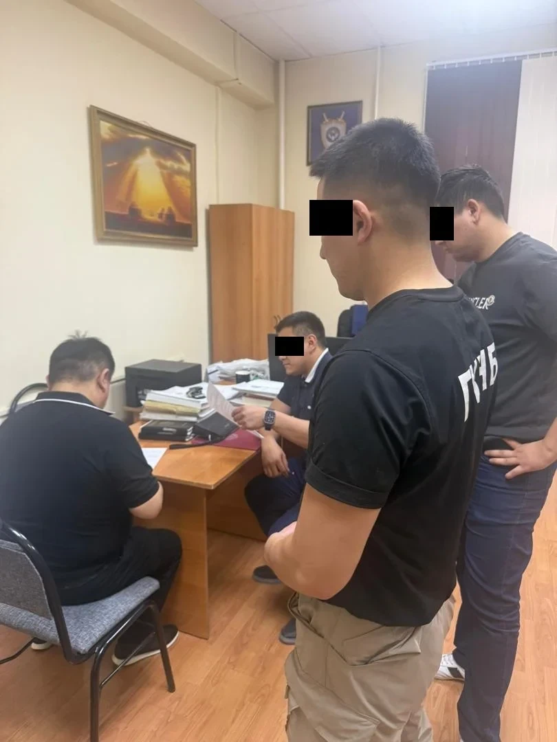 Следователь и помощник прокурора задержаны за вымогательство $4000 — ГКНБ