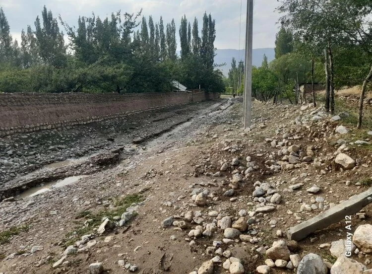 В Баткенском районе сошел сель. На место направлена спецтехника МЧС