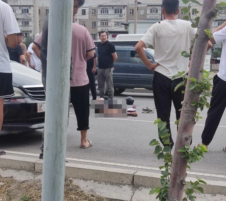 Очевидцы: Курьер врезался в машину и погиб под колесами другого автомобиля