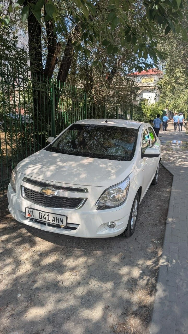 В центре Бишкека силовик бросил авто на пешеходной зоне