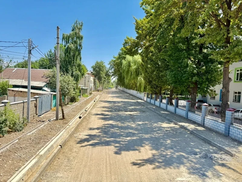 В Бишкеке продолжается капитальный ремонт дорог и тротуаров