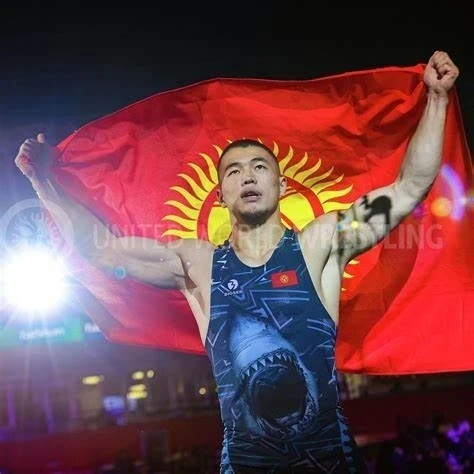 Акжол Махмудов провёл мотивационную встречу с юными борцами