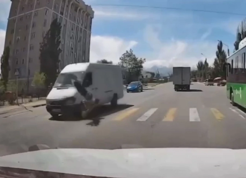 Бусик сбил женщину на пешеходном переходе в Бишкеке (видео)