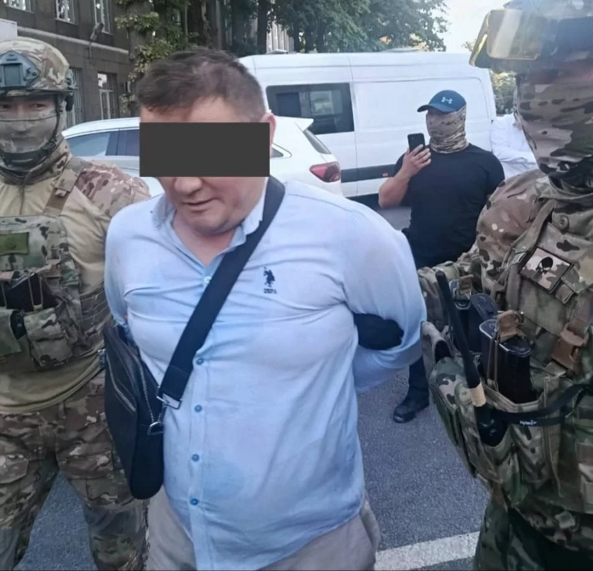 Оперативник ГУУР МВД КР задержан по подозрению в вымогательстве
