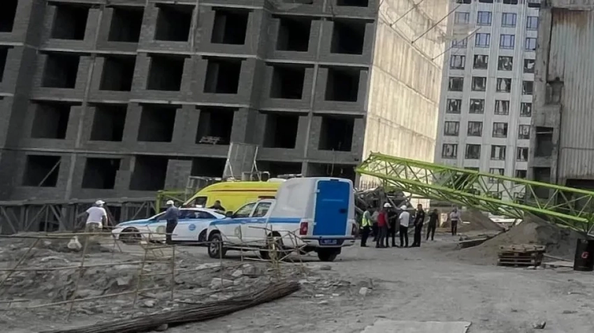 На стройке в Алматы упал башенный кран: есть погибший