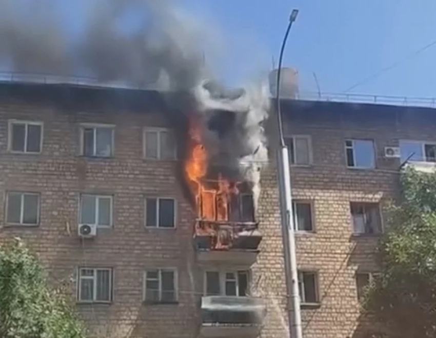 В центре Бишкека произошел пожар в многоэтажном жилом доме (видео)