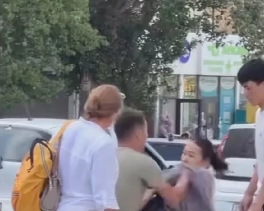 Мужчина избивал женщину на улице в Бишкеке и пытался насильно увезти (видео)