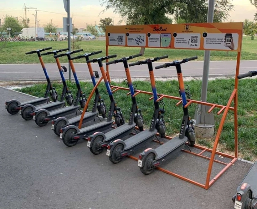 В Бишкеке предлагают запретить прокат самокатов