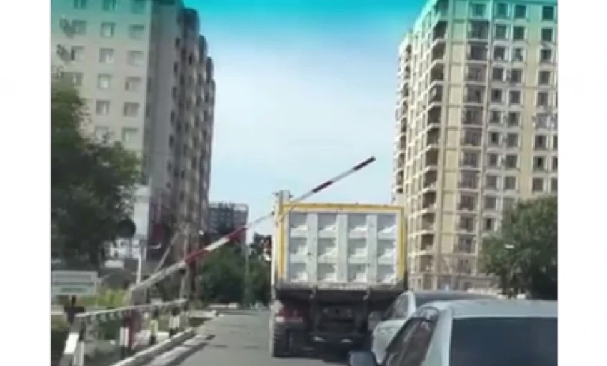 В грузовик чуть не врезался поезд в Бишкеке (видео)