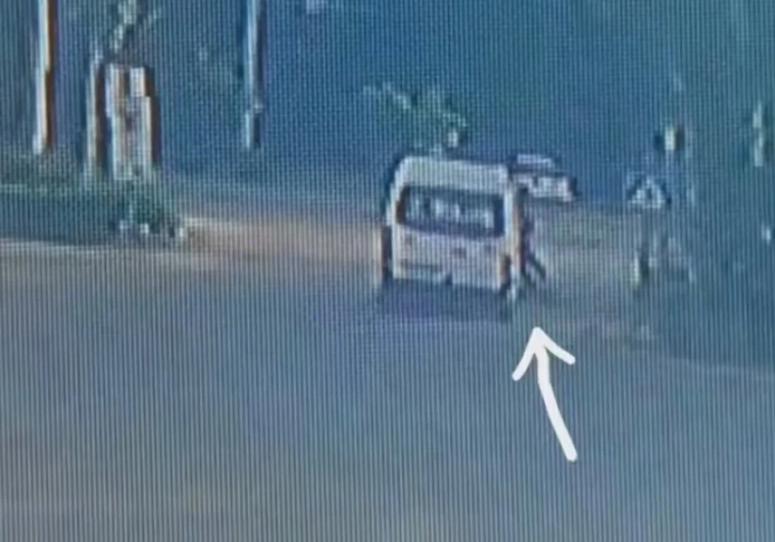 Самокатчик попал в больницу после столкновения с бусиком в Бишкеке (видео)