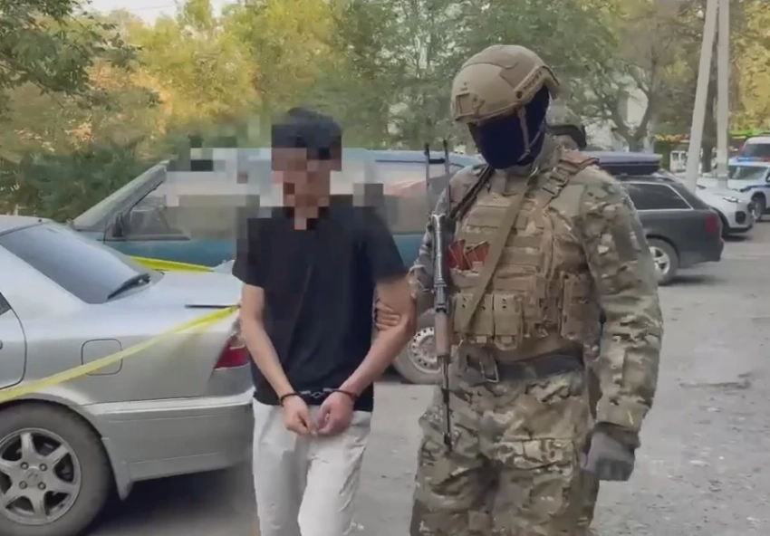 В Бишкеке средь бела дня 18-летний парень выстрелил в мужчину (видео)