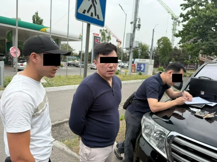 В Бишкеке при получении взятки задержаны следователь и помощник прокурора