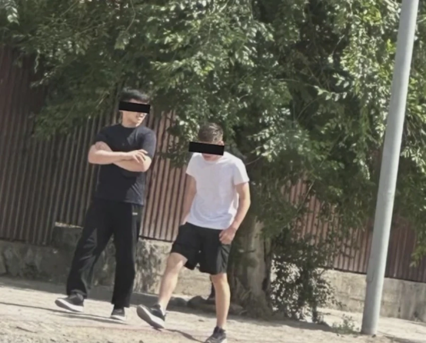 У двух парней в Бишкеке изъяли больше 1 кг экстази на $60 тысяч (видео)