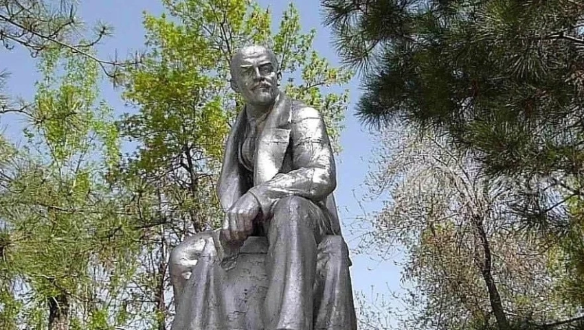 В Джалал-Абаде тоже демонтировали памятник Ленину
