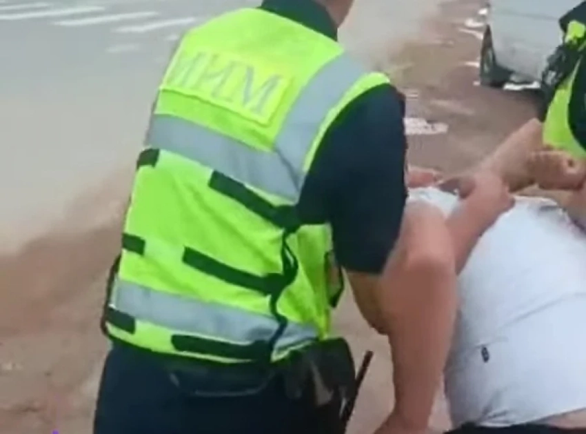 В Бостери возле рынка двое мужчин ограбили прохожего