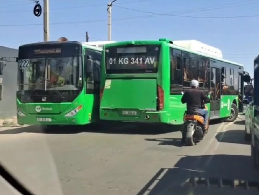ДТП с участием двух автобусов произошло в Бишкеке (видео)