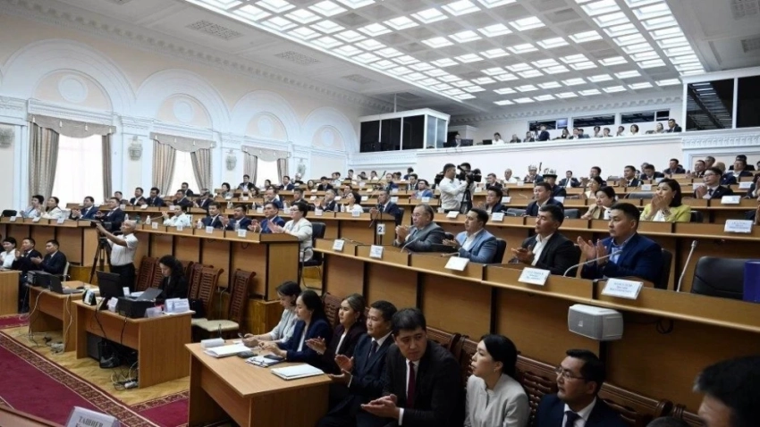 Ряд членов кабинета министров принесли присягу на заседании Жогорку Кенеша