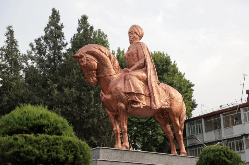 Памятник Курманжан Датке в Оше перенесли к Дому счастья