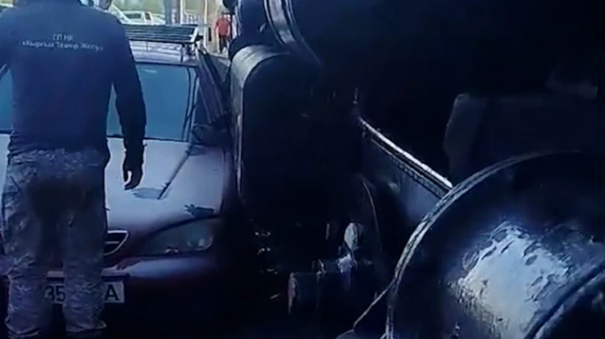 Неудачно припарковались – в Балыкчы тепловоз протаранил автомобили