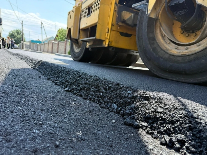 В Бишкеке начали укладку асфальта на улице Исанова