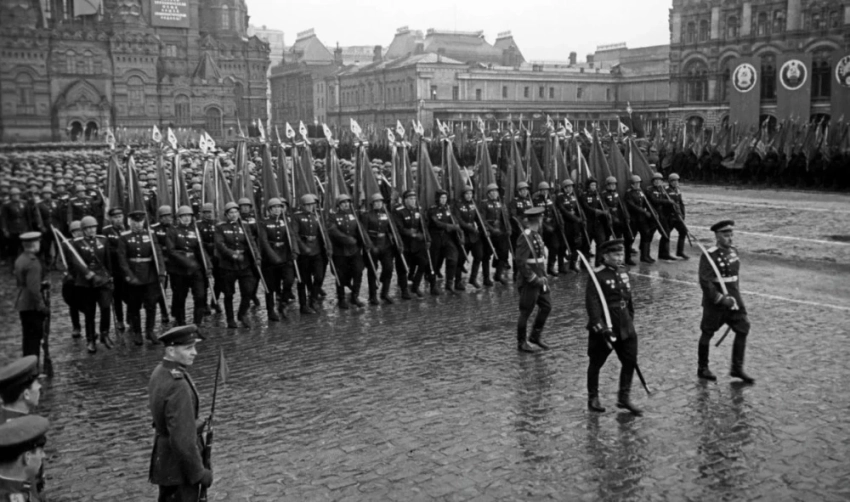 80 лет назад на Красной площади в Москве прошел Парад Победы