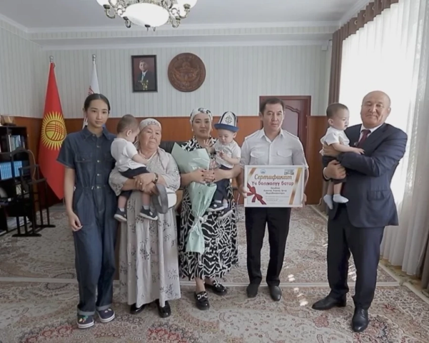 Мэр Оша подарил квартиру еще одной семье с тройняшками
