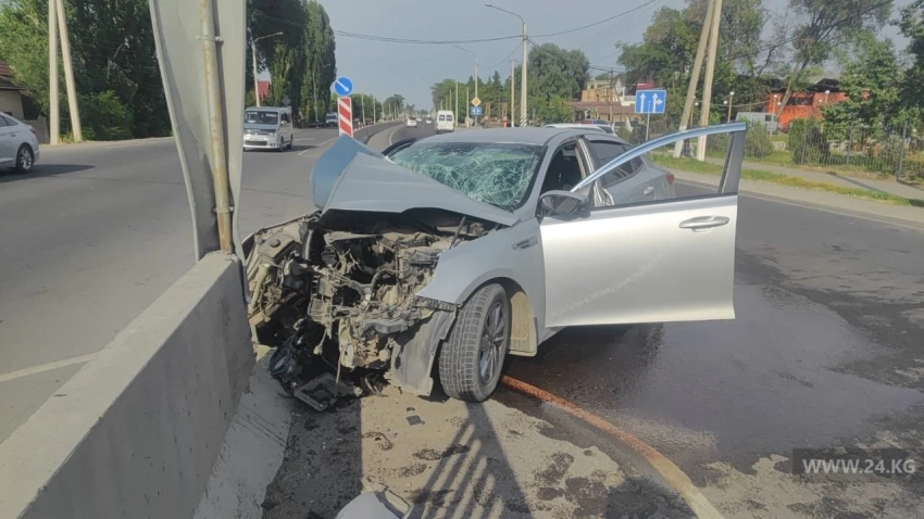 В селе Садовом KIA врезалась в отбойник. Водитель скончался на месте
