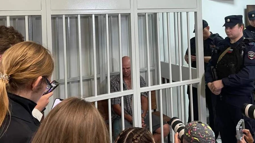 Суд арестовал мужчину, бросившего ребенка на пол в "Шереметьево"