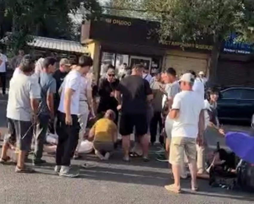Возле Орто-Сайского рынка скутер сбил девушку