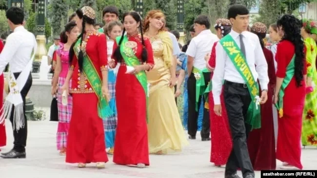 Подпольные банкеты, тайные подарки: как в Центральной Азии обходят запрет на выпускные торжества