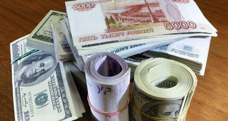 Сом продолжает дешеветь ко всем основным валютам. Курс на 2 июля
