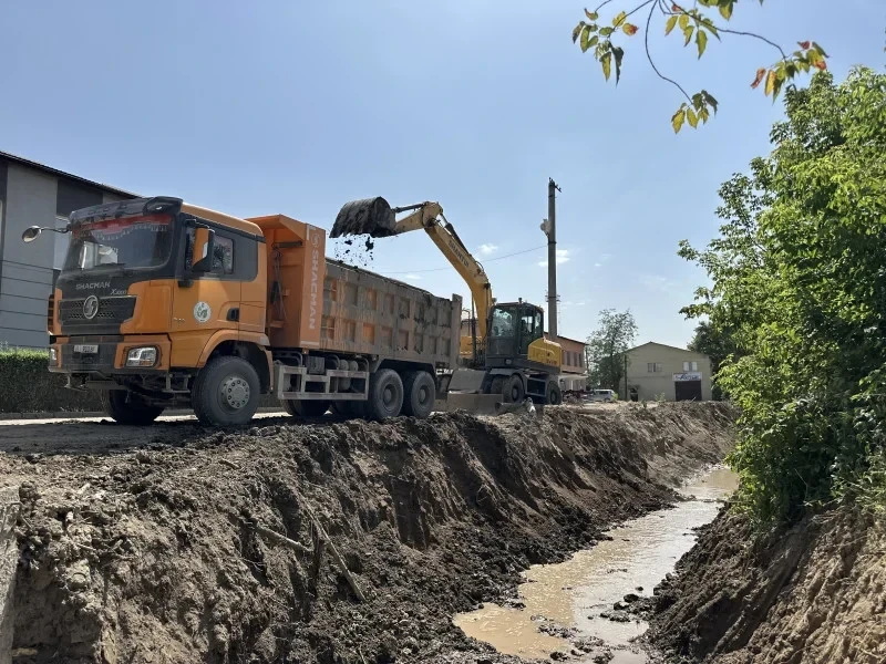 Свыше 230 тонн мусора вывезли при чистке канала Кызыл-Аскер в Бишкеке