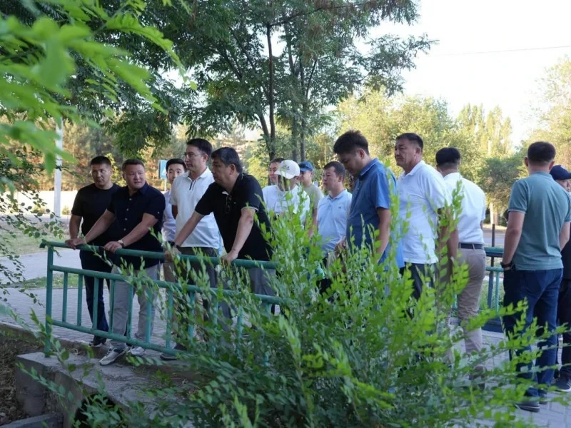 В Бишкеке из-за аномальной жары усиливают полив зелёных насаждений