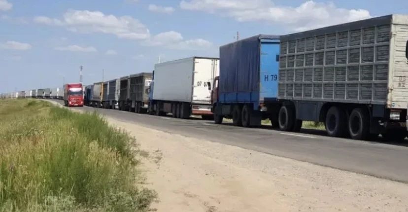 «Усложни и заплати»: перевозчики обвинили Минфин Казахстана в создании платного хаоса на границе