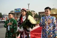 Рахмон, лимузин и 500 артистов. Как Садыра Жапарова встретили в Душанбе (фото)