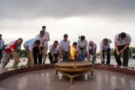 Участники «Путешествия в сердце Евразии» возложили цветы к Вечному огню в Бишкеке