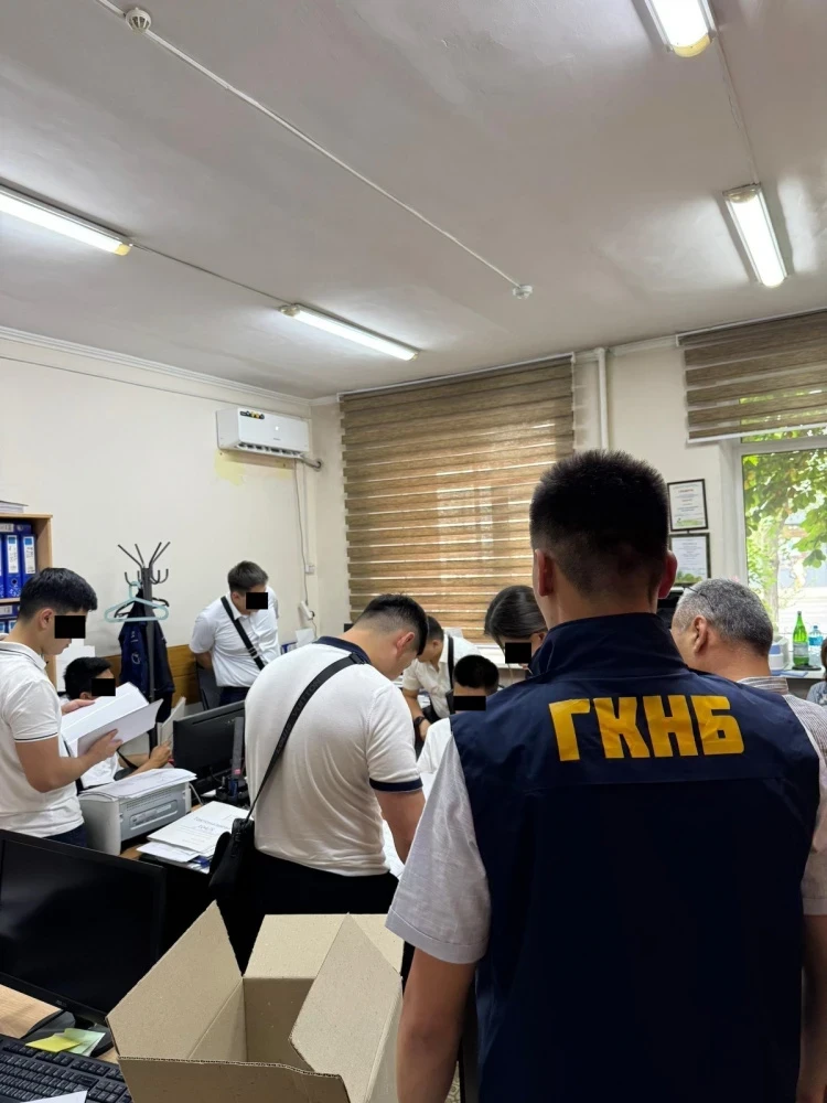 ГКНБ задержал врача Госсанэпиднадзора Бишкека по подозрению в вымогательстве (фото)