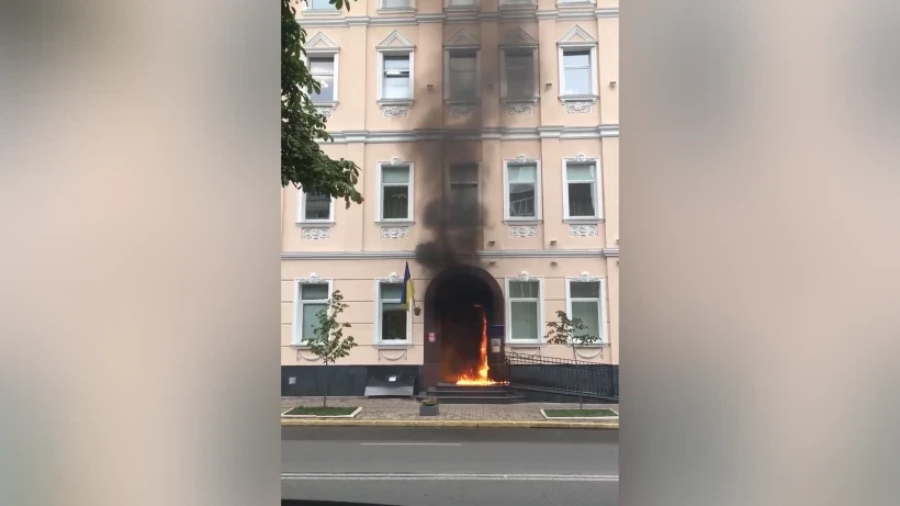 В здание Дома министерств в Астане неизвестный бросил зажигательную смесь