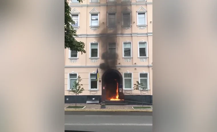 Неизвестный бросил зажигательную смесь в здание Дома министерств в Астане