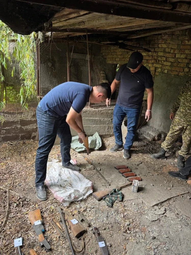 В Таласской области рядом с госграницей нашли тайник с оружием и боеприпасами
