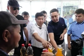 Глава ГНС проверил наличие акцизных марок на подакцизных товарах на Иссык-Куле
