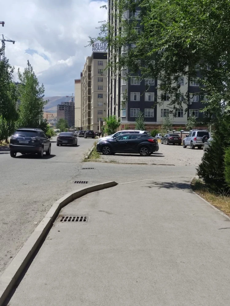 Call-центр: тротуар стал парковкой, жителям приходится ходить по автодороге
