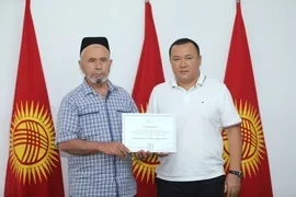 Жители Джалал-Абада получили страховые выплаты за пострадавшие жилье и авто