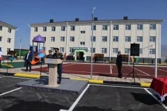 Ташиев вручил пограничникам в Тамчи ключи от служебных квартир