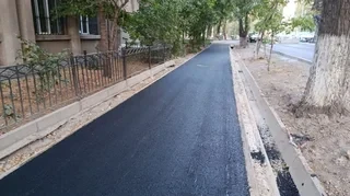 На улице Жумабека в Бишкеке укладывают новый асфальт