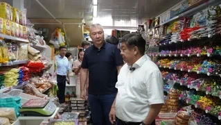 Глава ГНС проверил рынки Нарына на наличие акцизных марок на товарах и выявил нарушения