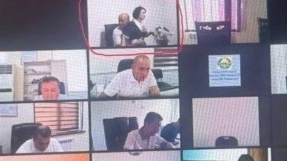 Чиновник из Узбекистана попал в скандал — секретарша сидела у него на коленях во время онлайн-собрания