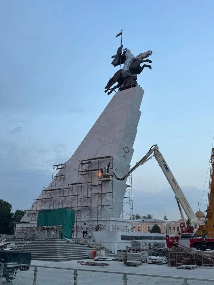 В Бишкеке установили новый памятник Манасу