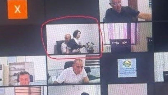 В Узбекистане чиновник во время онлайн-собрания усадил секретаршу к себе на колени
